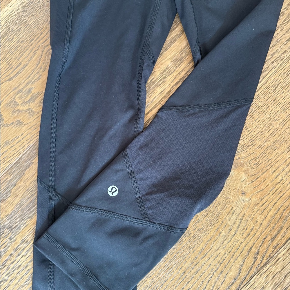 Lululemon black womens athletic leggings pockets  cropped 23” size 2 - Picture 2 of 5